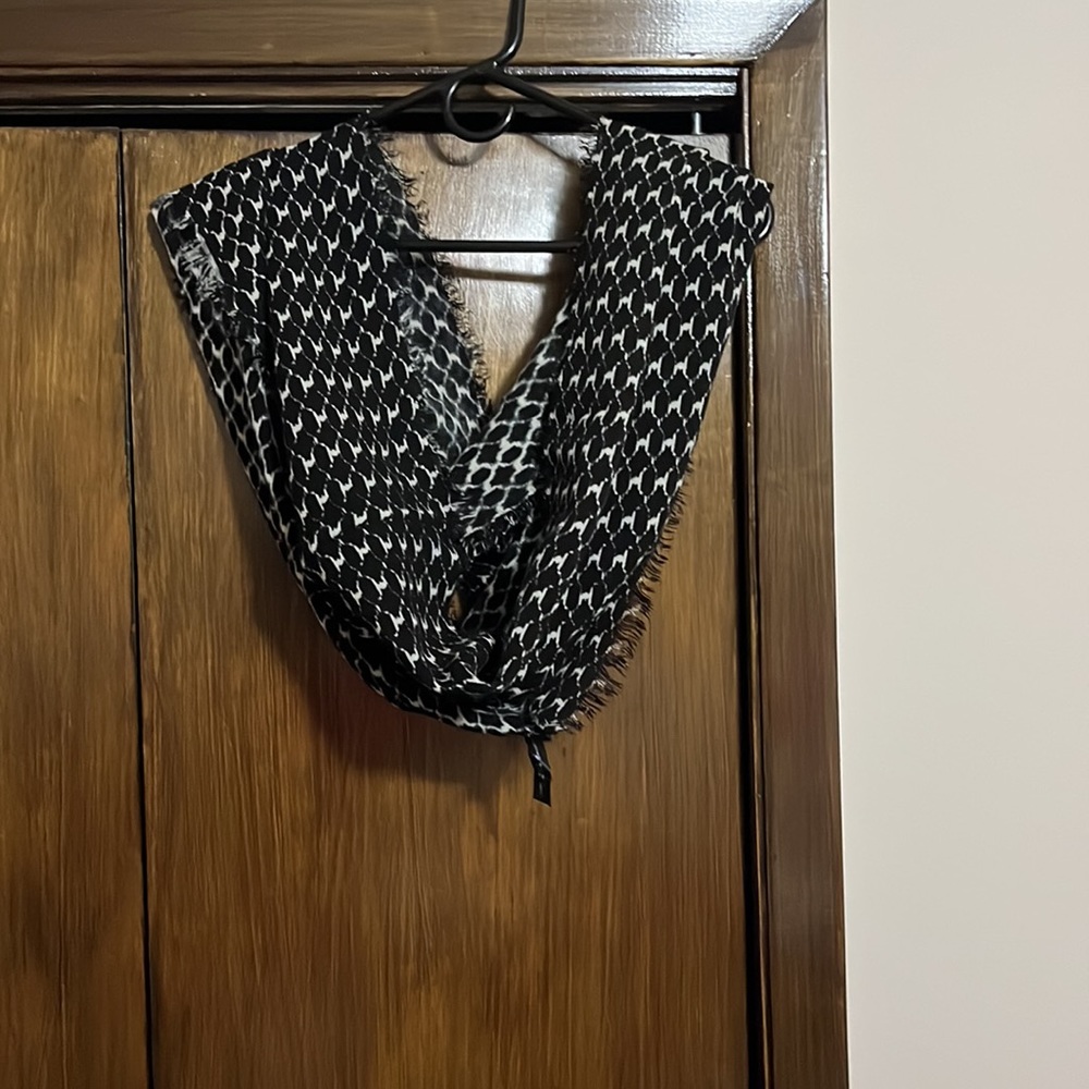 Dynamite infinity scarf